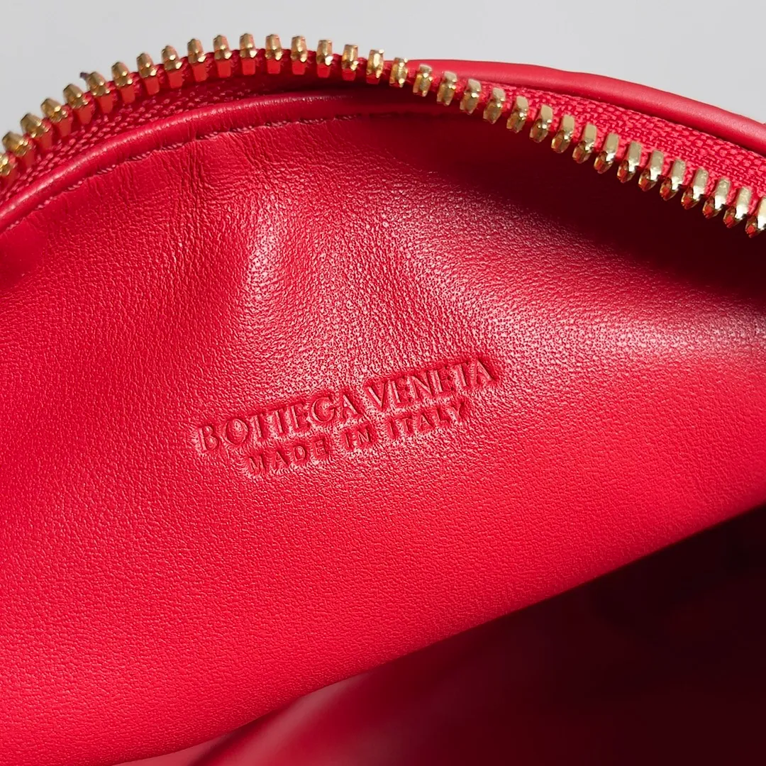Batch 1360 It is predicted that BV Bottega’s lunch bag will be popular again this year. The entire bag is made of top nappa lambskin, which is very soft and lightweight. It also uses the intrecciato weaving process that the two founders spent several months developing from the beginning of the brand. It is completely hand-woven by Italian craftsmen. It perfectly reflects the craftsmanship of Bottega. The entire bag shape is also a very practical and popular lunch box bag type. The slightly curved arc of the bag mouth can also better fit our wrists. Style number: 754443 Size: 22*13*9
